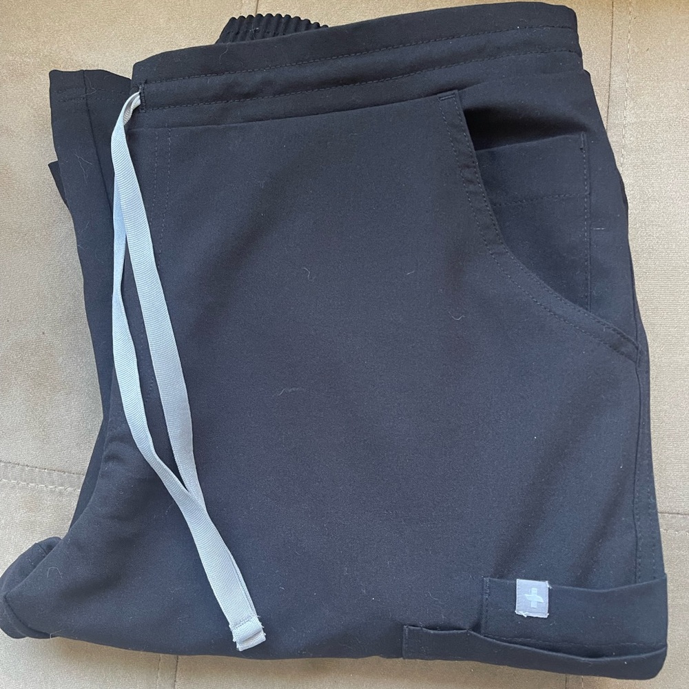 Like New- women’s figs black scrub pant